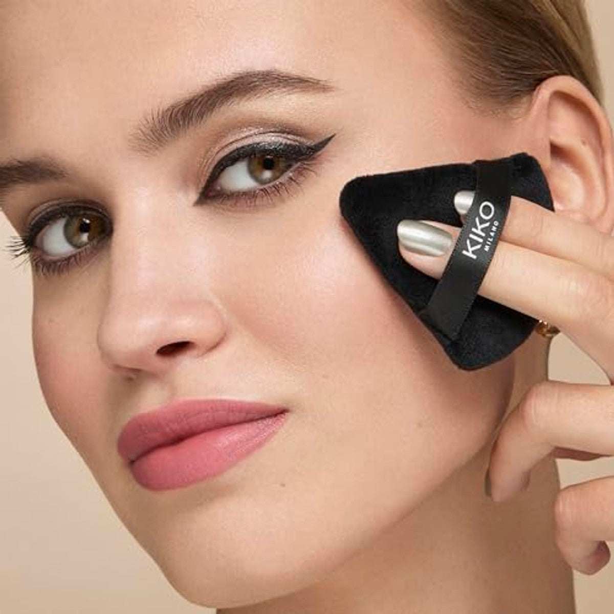 KIKO Milano Tap & Set driehoekige poederdonsje – Kiko Milano