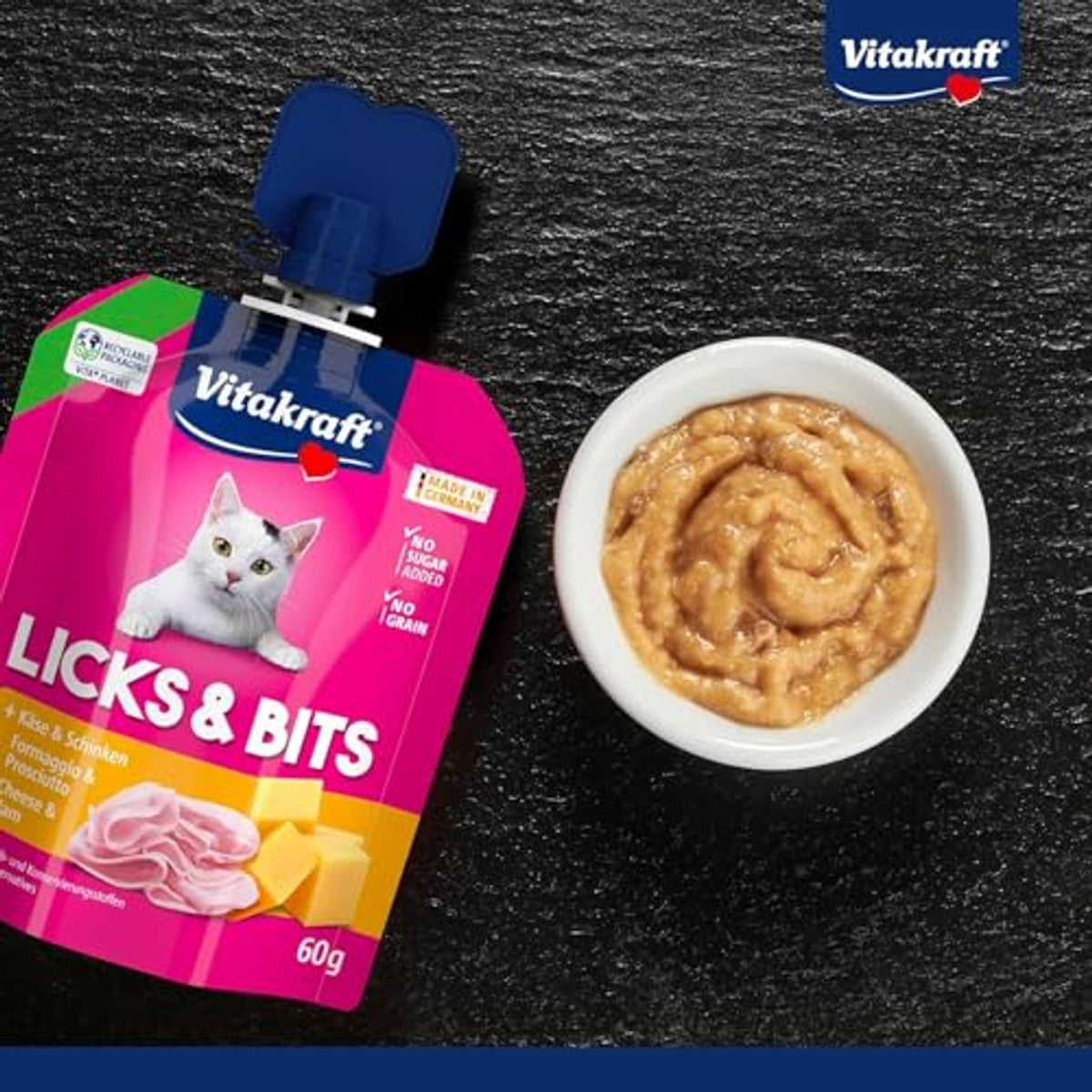 Vitakraft Licks & Bits, zachte crème met stukjes in knijpvorm, met kaas, hersluitbaar, zonder toegevoegde suiker (1 x 60 g) – Vitakraft