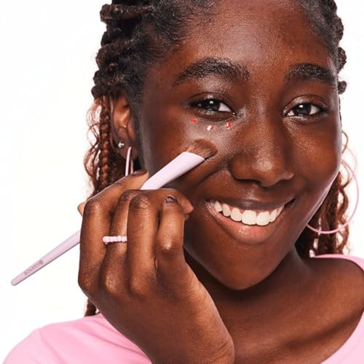 essence Concealer Brush, nr. 01, violet, veganistisch, vrij van nanodeeltjes, 1 stuk (1 stuk) | Concealer, concealer-kwast, stralende afwerking – Essence Cosmetics