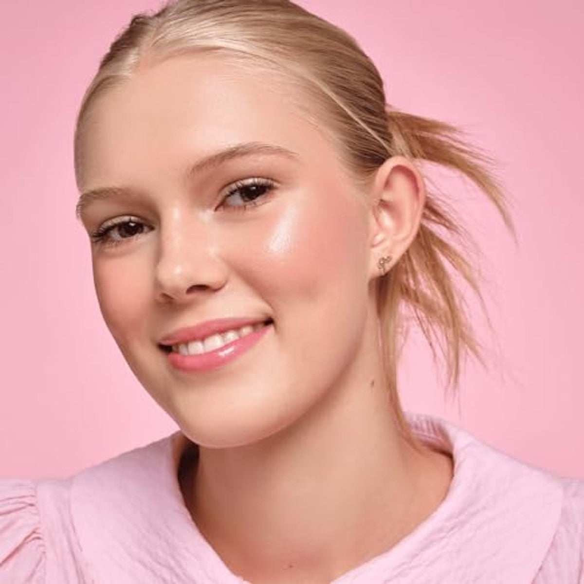 Essence Disney Alice in Wonderland Liquid Highlighter, nr. 01, goud, stralend, stralend fris, glinsterend, veganistisch, olievrij, zonder parfum, zonder alcohol, per stuk verpakt (4 ml) – Essence Cosmetics