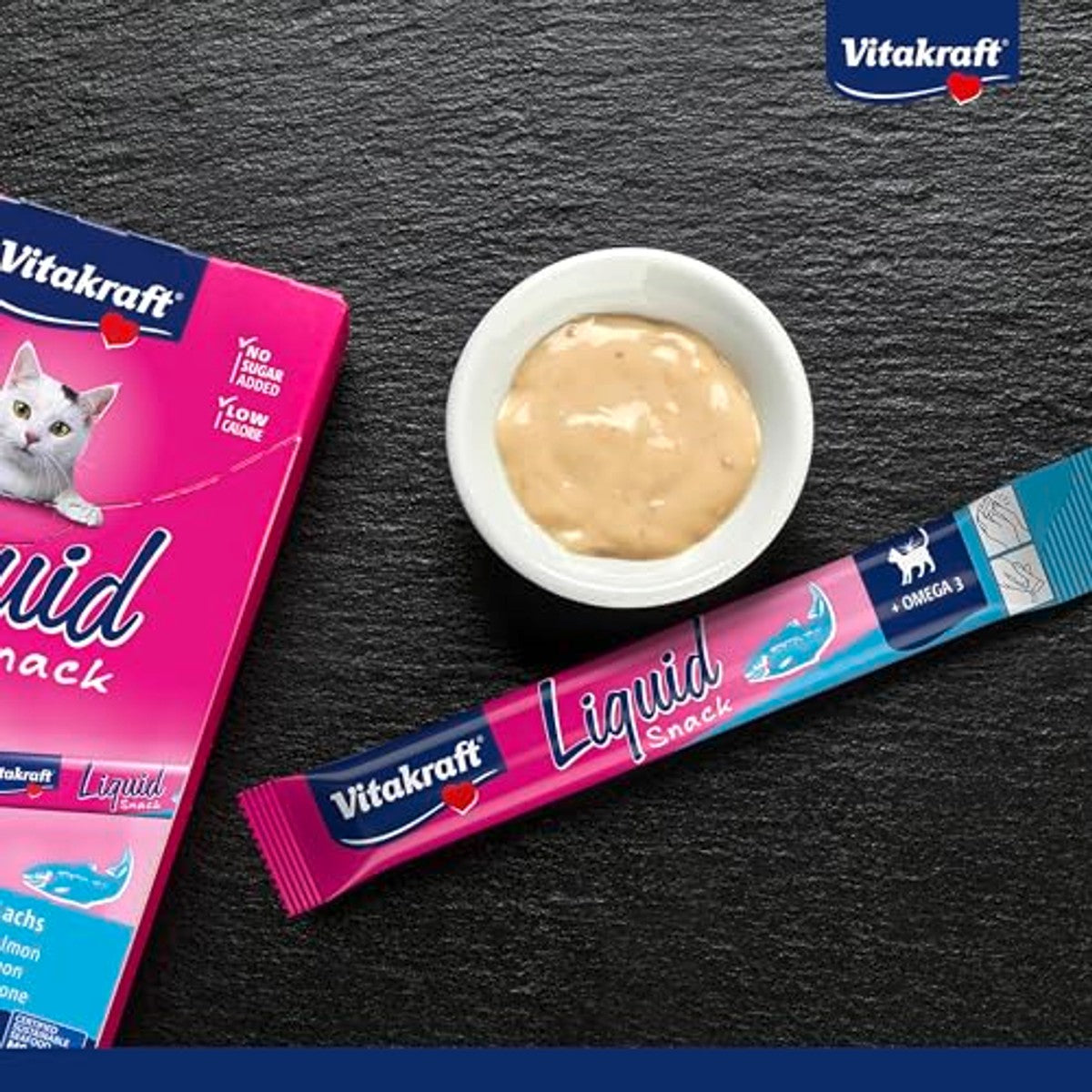 Vitakraft Vloeibare snack, kattenlekkernijen, kattensnack, romig, met zalm en omega 3 vetzuren, in afzonderlijke zakjes, voor een gezonde huid, 1 pakket van 6 x 15 g – Vitakraft