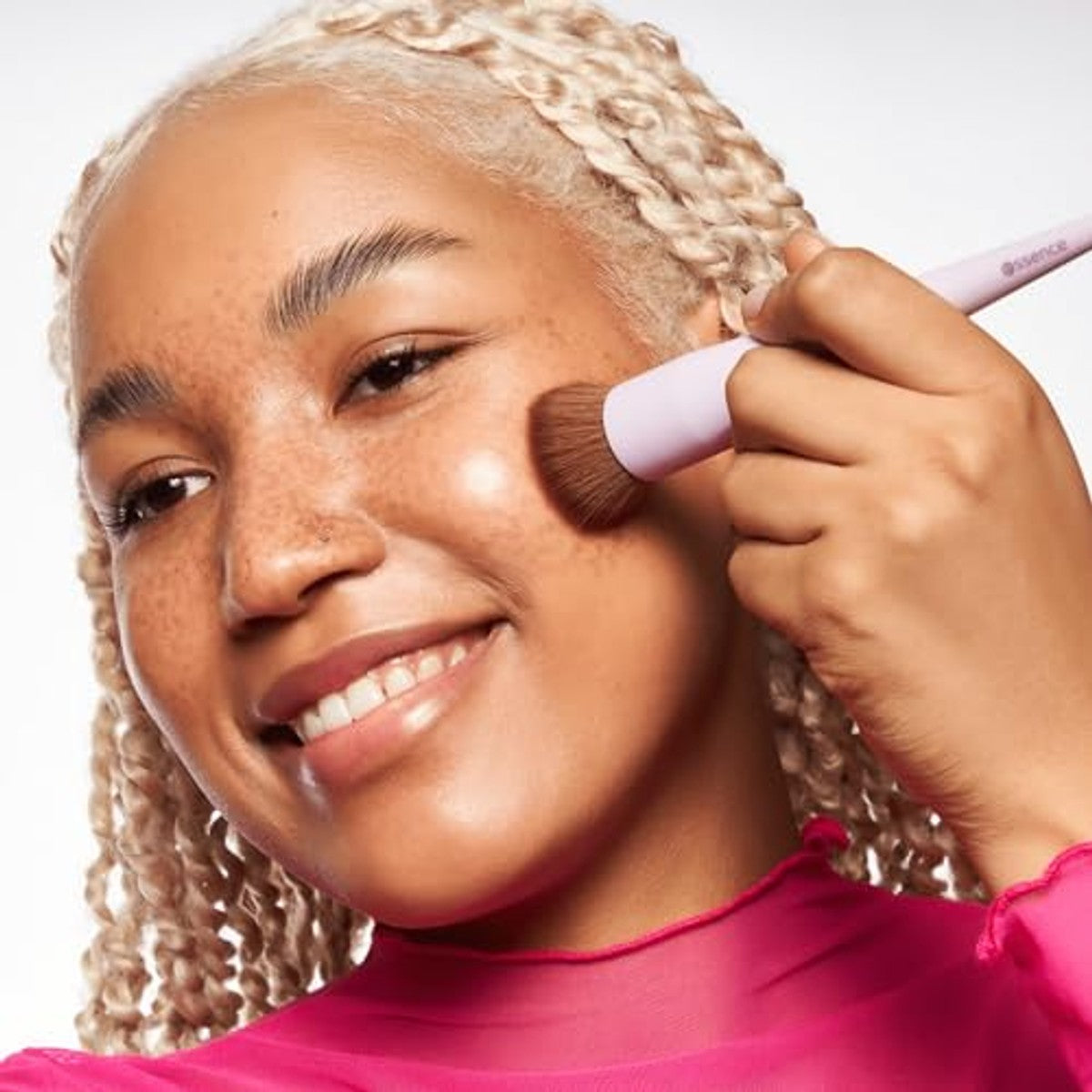 essence make-up buffer brush, make-up kwast, nr. 01, meerkleurig, vrij van nanodeeltjes, 1 stuk (1 stuk) | Blush, zachte borstelharen, soft-touch grip – Essence Cosmetics