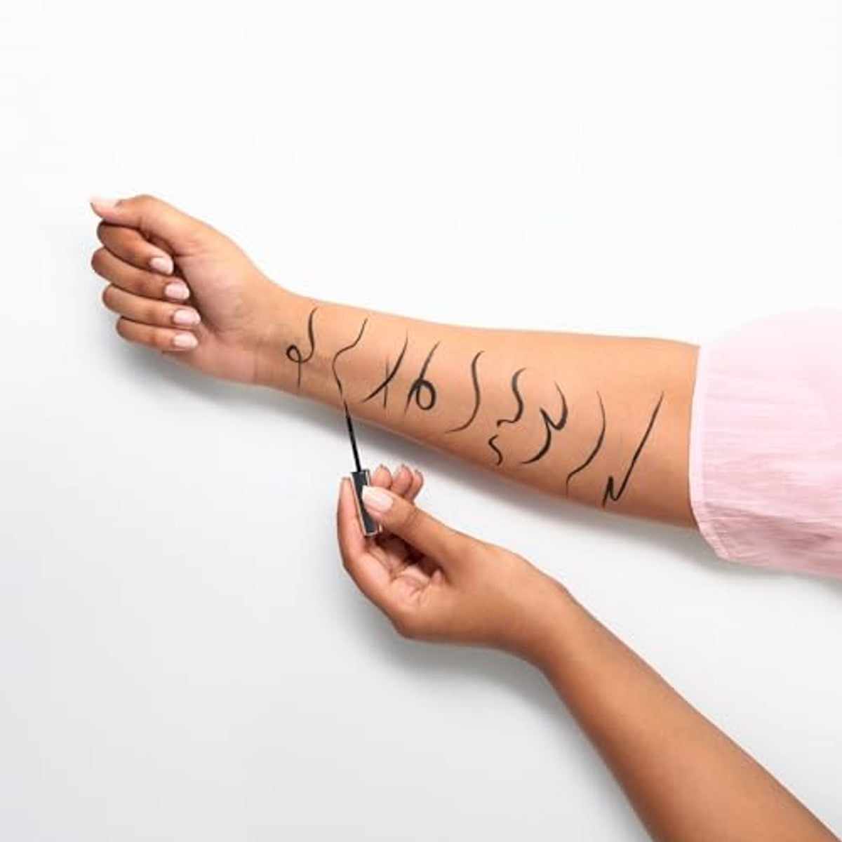 essence liquid ink eyeliner, nr. 01, zwart, definiërend, veganistisch, zonder microplasticdeeltjes, zonder parfum, zonder parabenen, per stuk verpakt (3 ml) – Essence Cosmetics