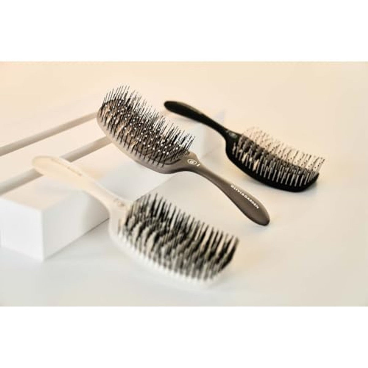 OLIVIA GARDEN Essential Care Flex Medium Hair Bristles Ice Grey