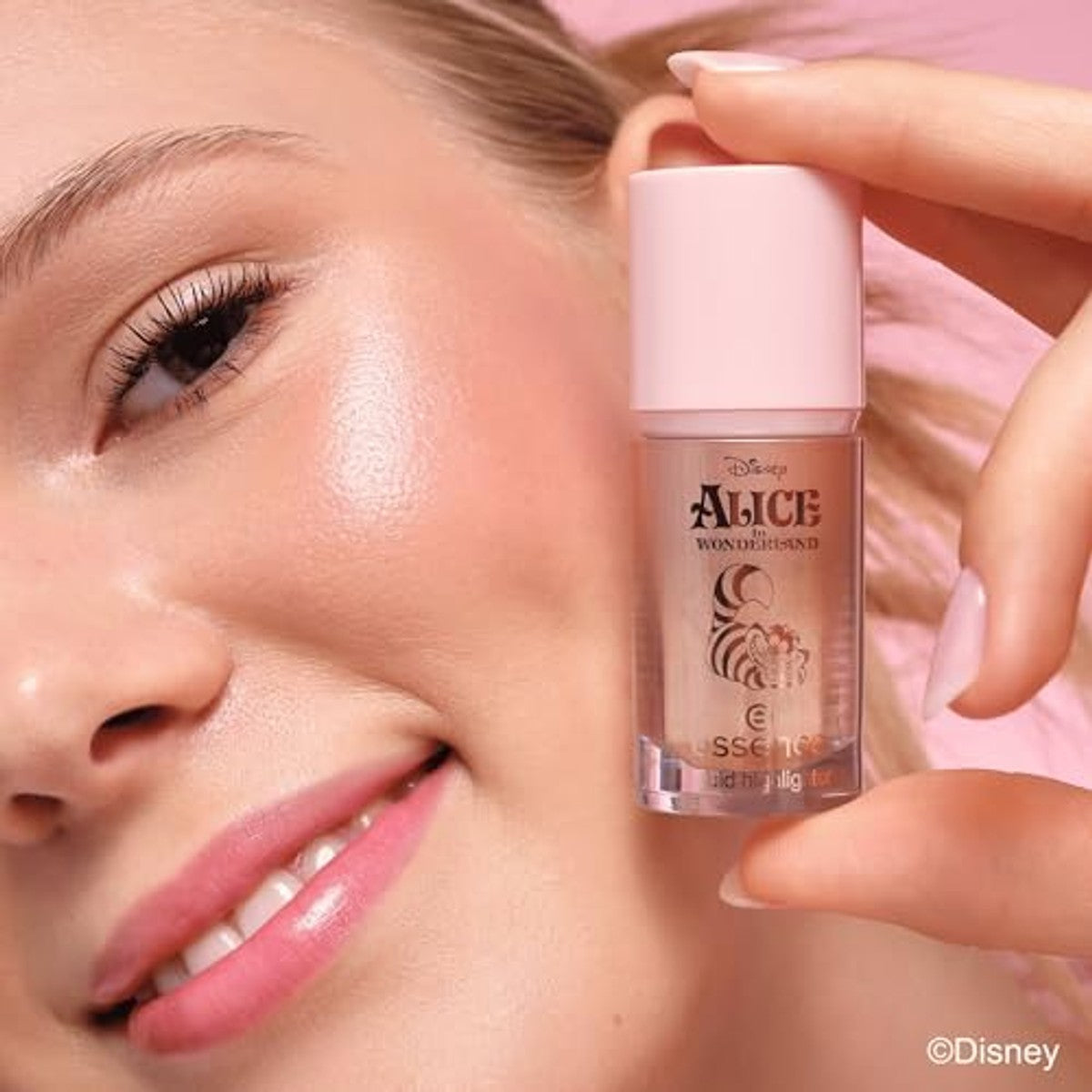 Essence Disney Alice in Wonderland Liquid Highlighter, nr. 01, goud, stralend, stralend fris, glinsterend, veganistisch, olievrij, zonder parfum, zonder alcohol, per stuk verpakt (4 ml) – Essence Cosmetics
