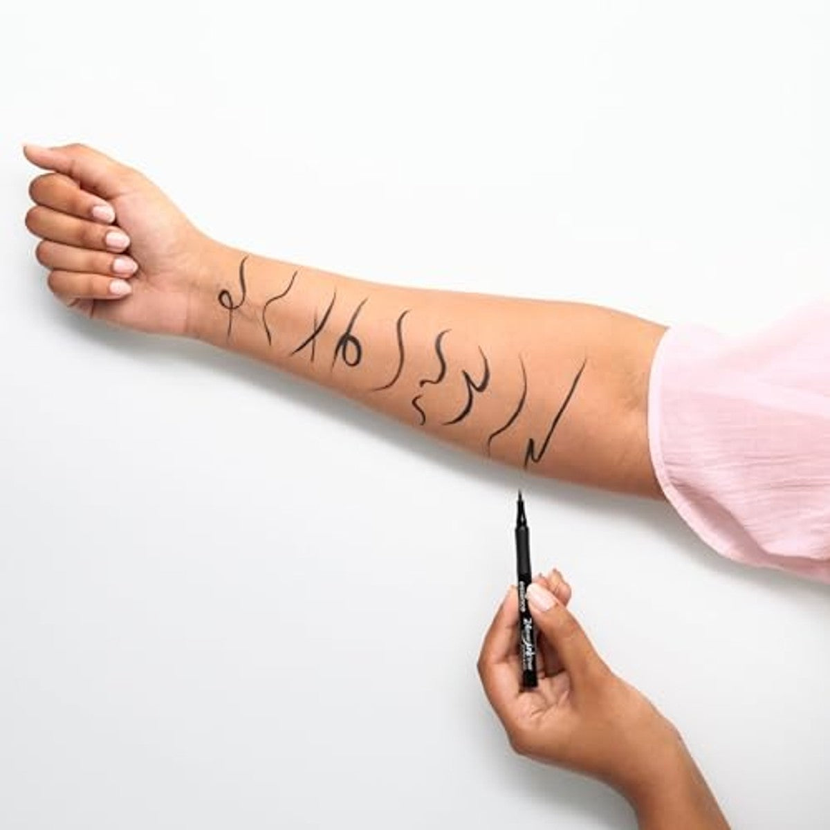 essence 24ever ink liner, eyeliner nr. 01 Intense Black, diepzwart, matte afwerking, blijft 24 uur zitten, langdurig, waterbestendig, extra fijne kwast, veganistisch, zonder parfum, 1,2 ml – Essence Cosmetics