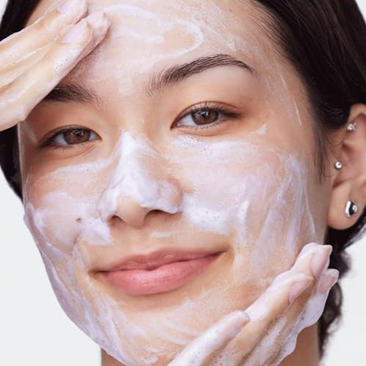 Clinique Take The Day Off™ Facial Cleansing Mousse | Verwöhnende Reinigungsmousse, die mühelos Make-up und Sonnenschutz löst, mit Hyaluronsäure und Glycerin | seidig + gründlich, 125 ml