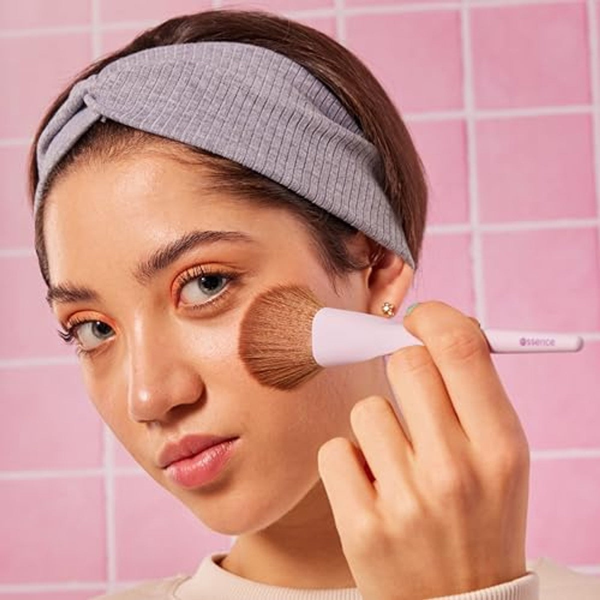 Essence Poederborstel, nr. 01, meerkleurig, nanodeeltjes vrij, per stuk verpakt (1 stuks) – Essence Cosmetics