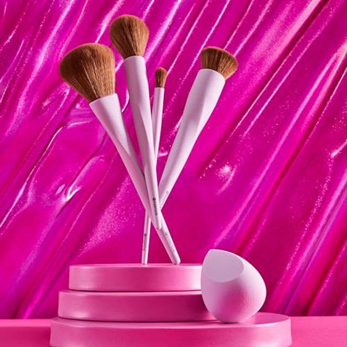 essence make-up buffer brush, make-up kwast, nr. 01, meerkleurig, vrij van nanodeeltjes, 1 stuk (1 stuk) | Blush, zachte borstelharen, soft-touch grip – Essence Cosmetics