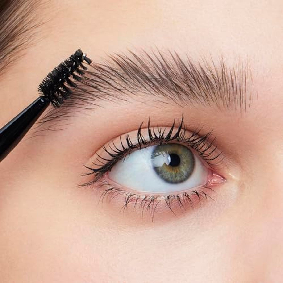e.l.f. Brow Lift Applicator, wenkbrauwkwast met twee uiteinden voor het verzorgen en optillen van de wenkbrauwen en voor het aanbrengen van bruine was, zorgt voor een zachte, gevederde look – e.l.f.