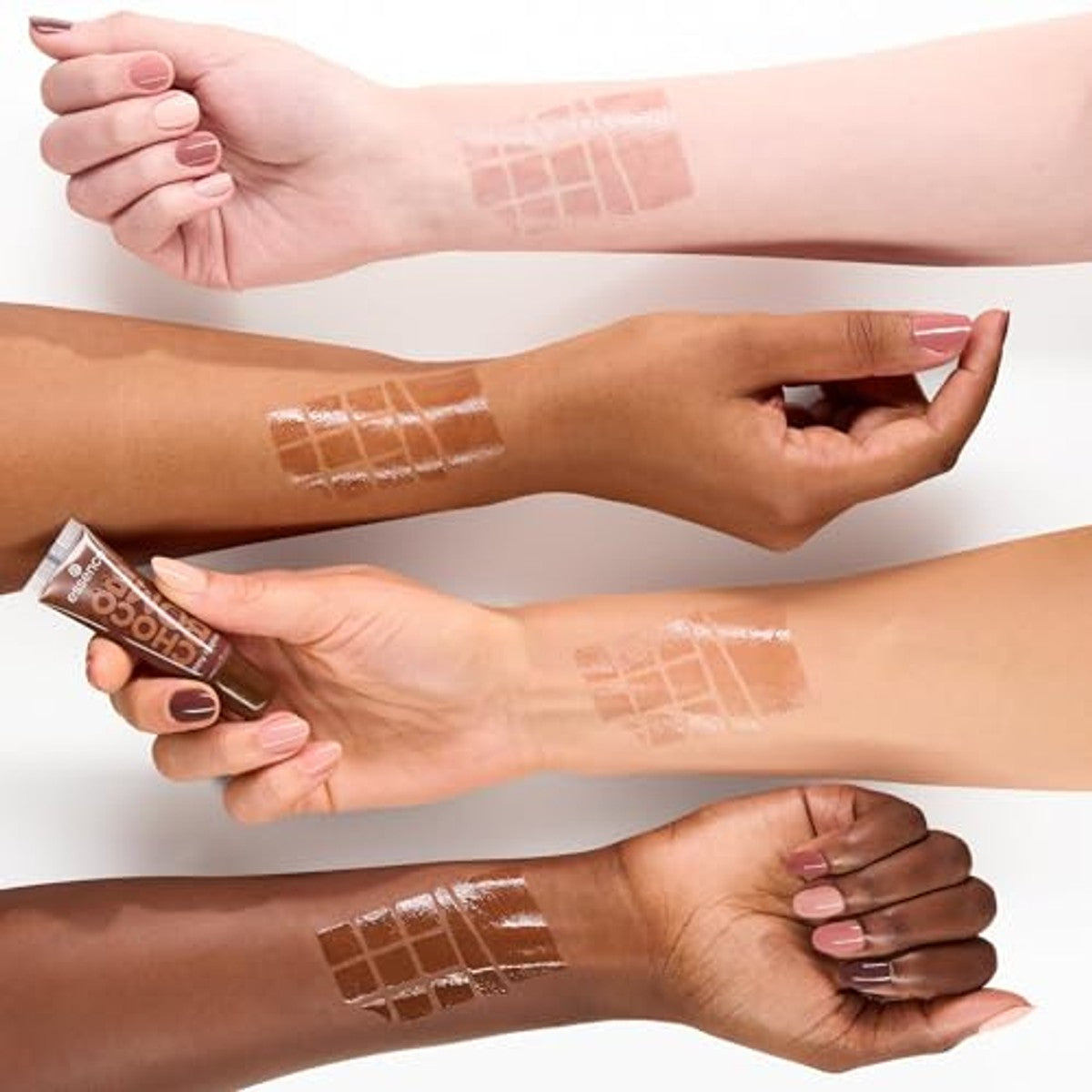 essence CHOCO BOMB shiny lipgloss, nr. 01, bruin, natuurlijk, glanzend, stralend fris, glinsterend, veganistisch, zonder conserveringsmiddelen, zonder parabenen, zonder microplastic deeltjes, per stuk | Niet-klevende lipgloss in een – Essence Cosmetics